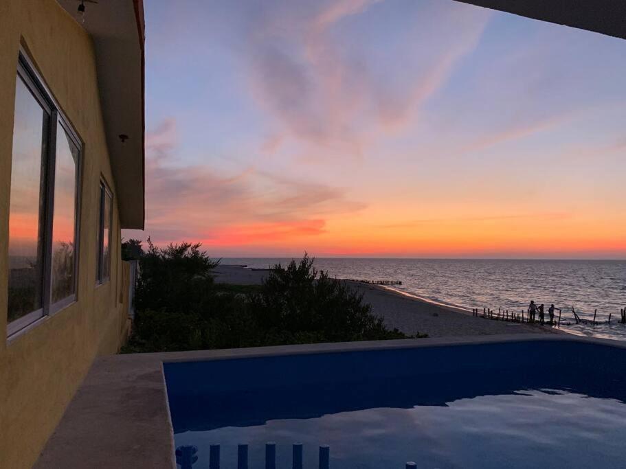 La Casa Amarilla Frente al Mar Villa Chelem Esterno foto