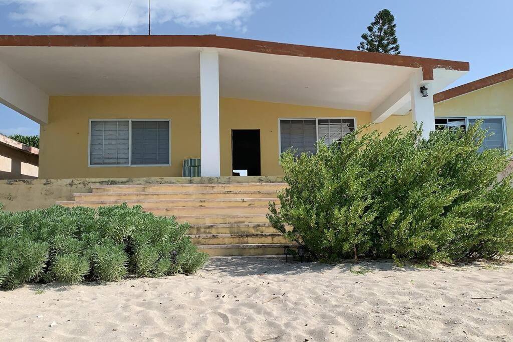 La Casa Amarilla Frente al Mar Villa Chelem Esterno foto