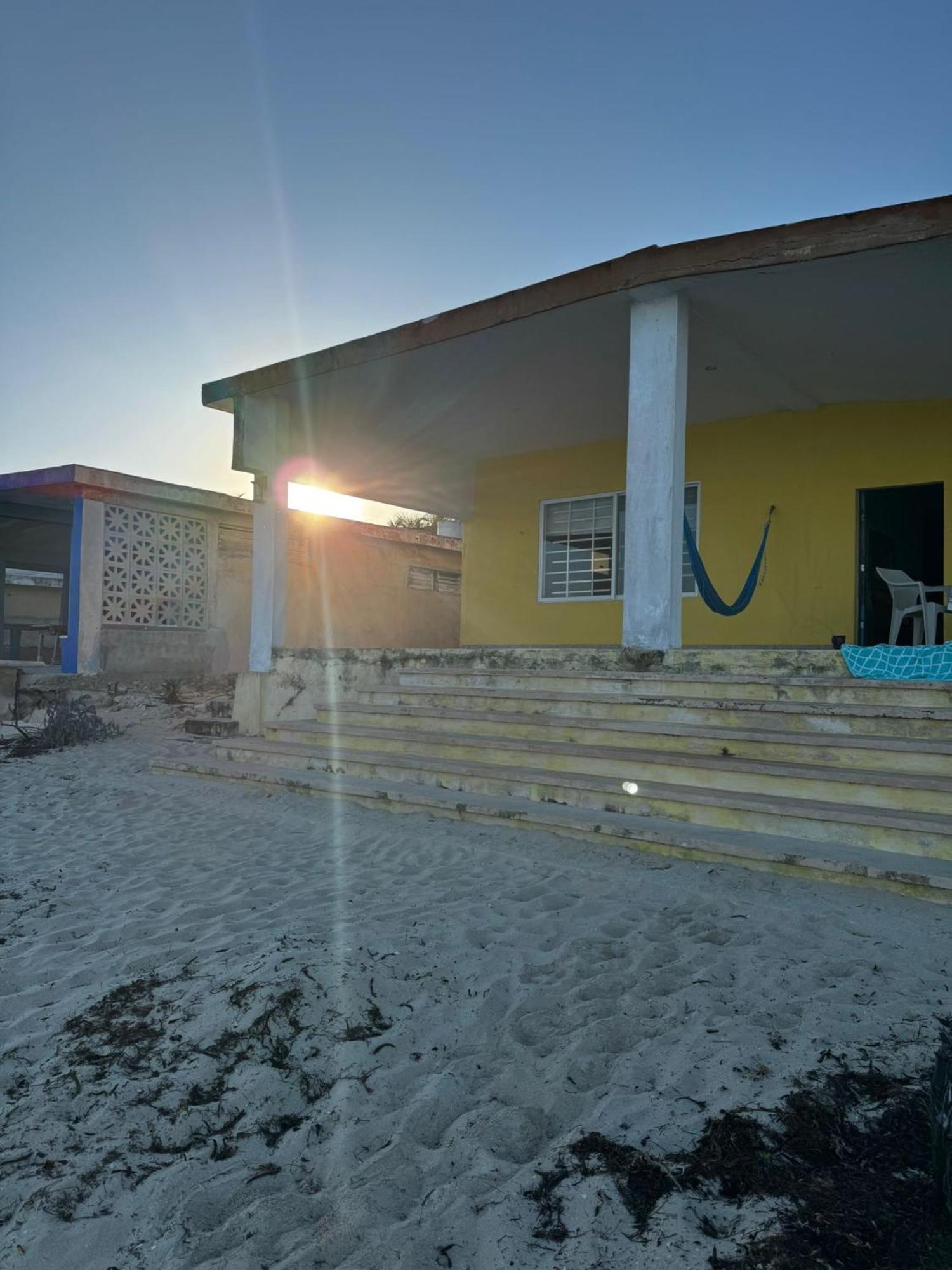 La Casa Amarilla Frente al Mar Villa Chelem Esterno foto